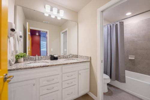 4150 Windsor Island 14 guests brand new near club photo 46