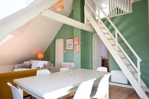 une salle à manger avec une table blanche et des chaises blanches dans l'établissement Calais BoisBlanc 4-6 personnes Centre Ville, à Calais