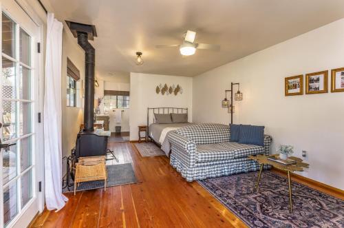 Cama o camas de una habitación en Log Cabin sleeps 20 with hot tub, EV Charger, firepit