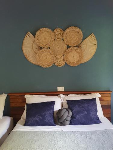 a bed with some hats on the wall at Chalé Canto da Montanha in São José dos Campos