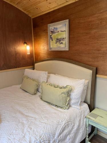 Postel nebo postele na pokoji v ubytování Mountain View Shepherds Hut
