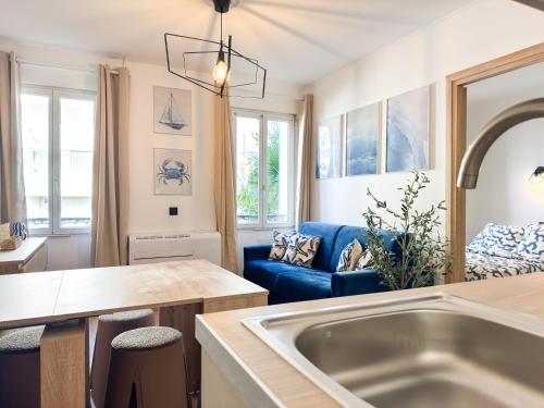 Il comprend une cuisine et un salon avec un grand évier. dans l'établissement Suite Palmiers bleus Cannes, à Cannes