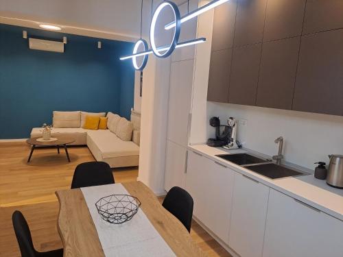 een keuken en een eetkamer met een tafel en een keuken en een bank bij Centar Apartment in Skopje