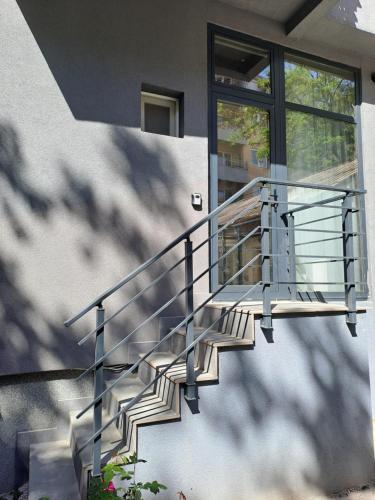 schody w domu ze szklaną balustradą w obiekcie Centar Apartment w mieście Skopje