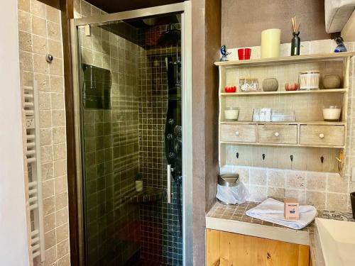 La salle de bains est pourvue d'une douche avec une porte vitrée. dans l'établissement Le Splendide YourHostHelper, à Nice
