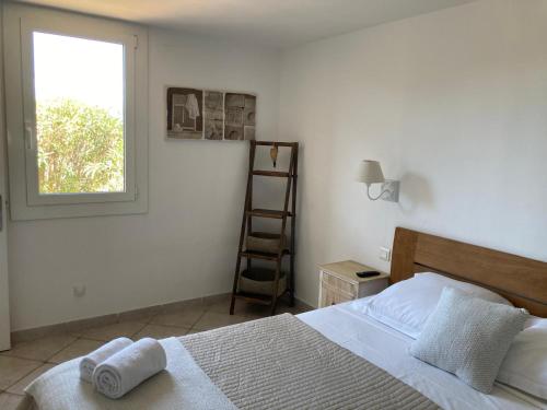 - une chambre avec un lit, une fenêtre et une échelle dans l'établissement Villa vue mer exceptionnelle à 500m de la plage de Santa Giulia, à Porto-Vecchio
