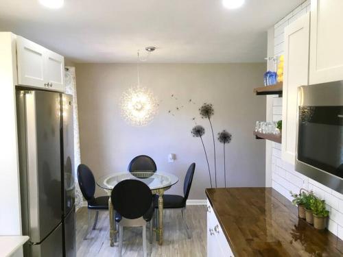 Una cocina con una mesa y sillas en una habitación. en Mimzy's Garden Retreat - Peaceful & Private, en Hickory