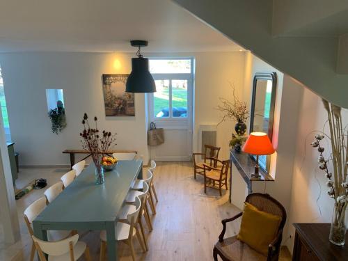 une salle à manger avec une table et des chaises bleues dans l'établissement Le Clos de la Fouasserie, à Cormeray
