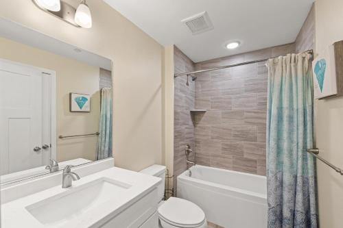 een badkamer met een bad, een toilet en een wastafel bij New Construction with Beautiful Canal Views in Ocean City