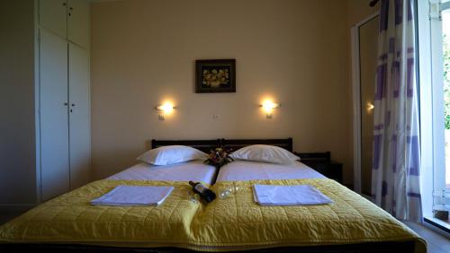 una camera da letto con un letto e due asciugamani di Meltemi Standard Studios a Kalamákion