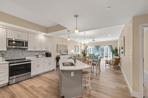 een grote keuken met witte kasten en een eetkamer bij New Construction with Beautiful Canal Views in Ocean City