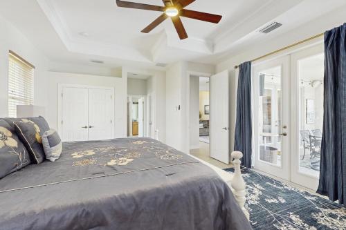 ein Schlafzimmer mit einem Bett und einem Deckenventilator in der Unterkunft Tiffany Treasure in Cape Coral