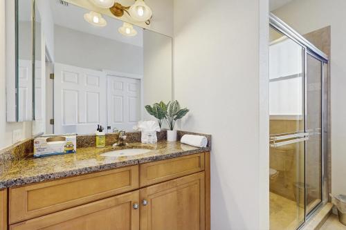 ein Badezimmer mit Waschbecken und Spiegel in der Unterkunft Tiffany Treasure in Cape Coral