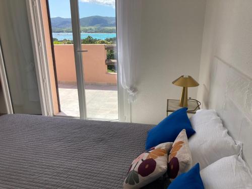 - une chambre avec un lit et un balcon dans l'établissement Mini villa en duplex vue mer à 500 m de la plage de Santa Giulia, à Porto-Vecchio