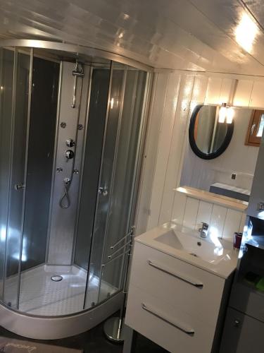 une salle de bain avec douche et lavabo dans l'établissement yourte de luxe contemporaine, à Bonifacio