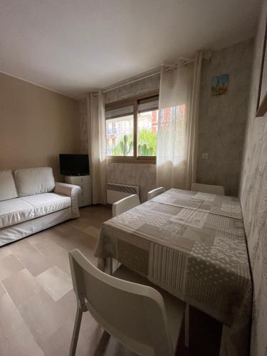 Le GOLF studio proche mer