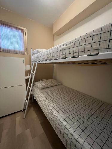 une chambre avec deux lits superposés et une échelle dans l'établissement Le GOLF studio proche mer, à Menton