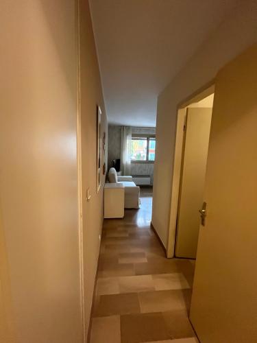 un couloir menant à un salon dans l'établissement Le GOLF studio proche mer, à Menton