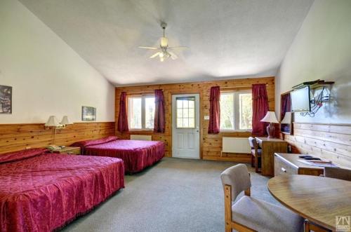 Voodi või voodid majutusasutuse Quiet Bay Inn & Café toas