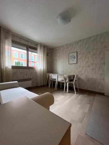 une chambre avec des chaises, une table et une fenêtre dans l'établissement Le GOLF studio proche mer, à Menton