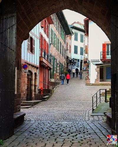 an archway in a street with people walking down a street at Chez Mapi in Saint-Jean-Pied-de-Port