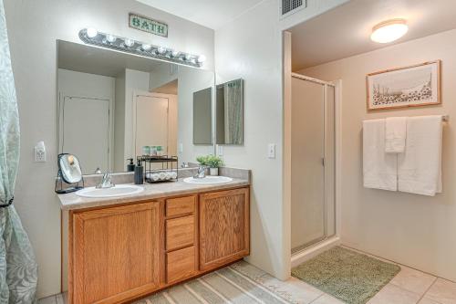 土桑Family Home with Fenced Yard in Tucson!的配有两个水槽和一面大镜子的浴室