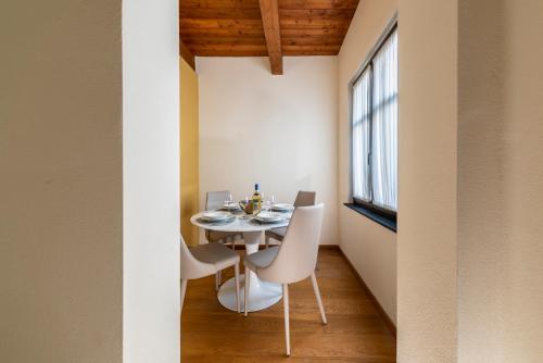 a dining room with a table and chairs and a window at Suite Deluxe in Palazzo Storico - Centro Sassari - Appartamento Sassari in Sassari