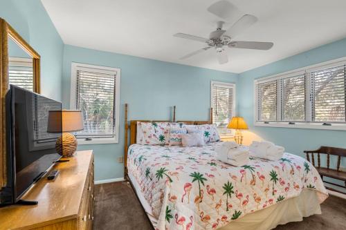 Un dormitorio con una cama y un televisor de pantalla plana. en 1107 Duneside Villa by Akers Ellis Rentals, en Kiawah Island