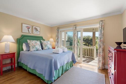 Un dormitorio con una cama y una ventana grande. en 1105 Duneside Villa by Akers Ellis Rentals, en Kiawah Island