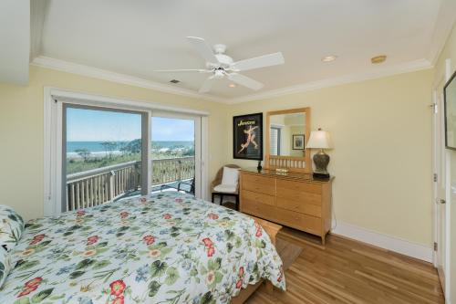 Un dormitorio con una cama y una cómoda y una ventana. en 1108 Duneside Villa by Akers Ellis Rentals, en Kiawah Island