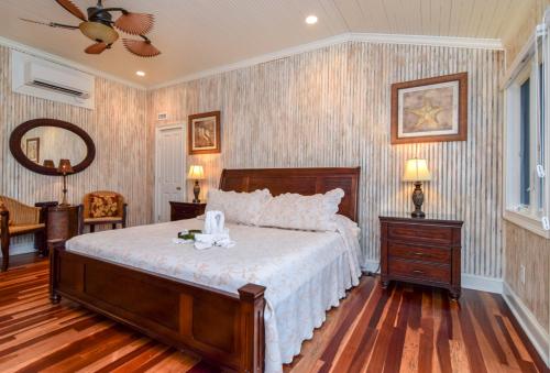 Un dormitorio con una cama grande y un espejo. en 1114 Duneside Villa by Akers Ellis Rentals, en Kiawah Island