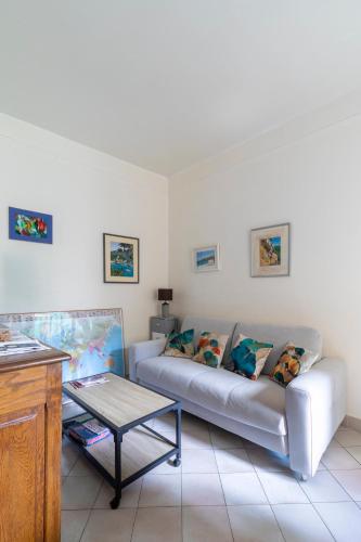 Petite maison de ville avec cour privée & clim près Arènes MaisonCarréeConciergerie