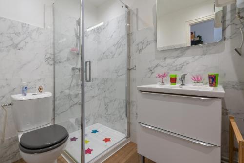 une salle de bain avec une douche, des toilettes et un lavabo dans l'établissement Le Cocon YourHostHelper, à La Grande Motte