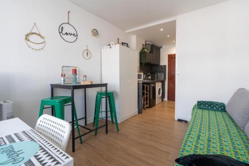 un salon avec un canapé et une table dans l'établissement Le Cocon YourHostHelper, à La Grande Motte