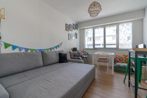 un salon avec un canapé et une table dans l'établissement Le Cocon YourHostHelper, à La Grande Motte