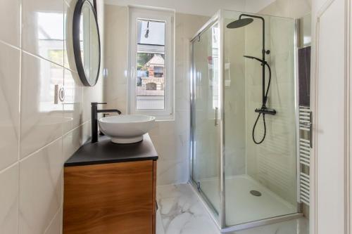 une salle de bain avec un lavabo et une douche en verre dans l'établissement Lovely Bellamy centre-ville gare maison neuve, à Angoulême