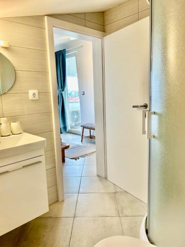 a bathroom with a shower and a toilet and a sink at Villa Jadranka Rab apartman Nick in Rab
