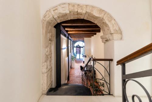 an entrance to a building with an archway at Suite Deluxe in Palazzo Storico - Centro Sassari - Appartamento Sassari in Sassari