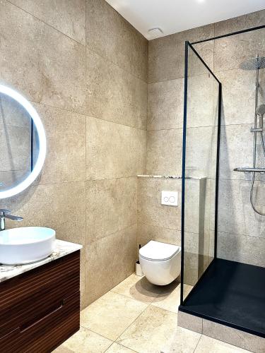 une salle de bain avec toilettes et douche en verre dans l'établissement Appartement Cosy - Rue Fesch, Tout à pied, à Ajaccio