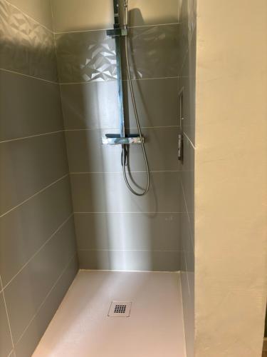 une douche avec une porte vitrée dans une salle de bain dans l'établissement Maison de village avec exterieur -Luberon - Villelaure, à Villelaure