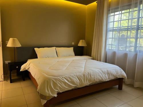Giường trong phòng chung tại Kijani Holiday Home