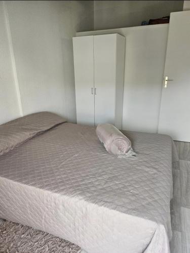 - un lit avec un oreiller dans l'établissement Maison totalement renovée à Marseillan - 6 couchages - près de l'étant de Thau, à Marseillan