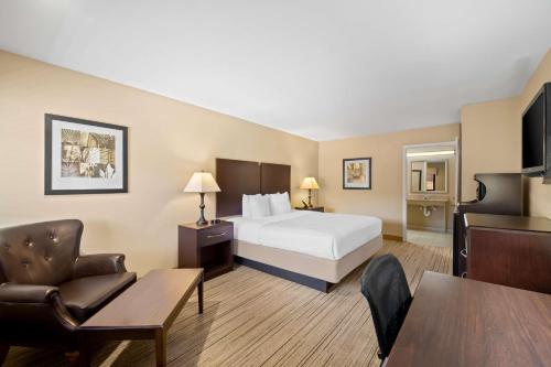 Postel nebo postele na pokoji v ubytování Best Western Cedar Inn