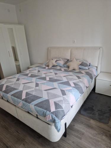 a bedroom with a bed with a checkered comforter at apartma-sobe Lejla in Vipava
