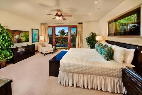 Postel nebo postele na pokoji v ubytování Fabulous Floral Gardens Pool Villa G102! Private Plunge Pool, Large Yard, Sleeps 8!