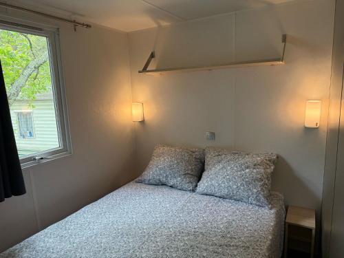 Postel nebo postele na pokoji v ubytování Harbers zonvakanties chalets met airco camping Leï Suves Roquebrune sur Argens