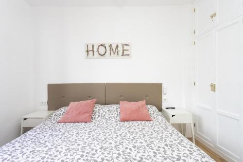 A bed or beds in a room at Seguro El Sol en Playa de la Arena