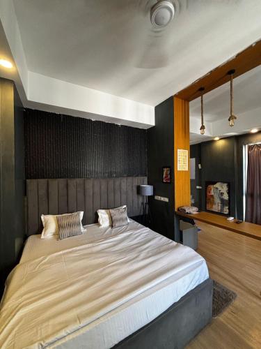 Katil atau katil-katil dalam bilik di Studio apartment by Stayease