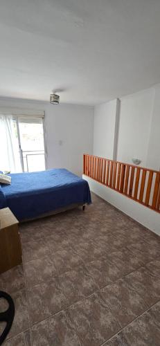 ein Schlafzimmer mit einem Bett in einem Zimmer mit Fliesenboden in der Unterkunft La Martina in Villa Carlos Paz