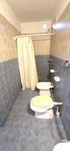 ein Badezimmer mit Toilette und Dusche in der Unterkunft La Martina in Villa Carlos Paz